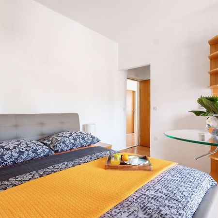 Apartments Dobrila Хвар Екстер'єр фото