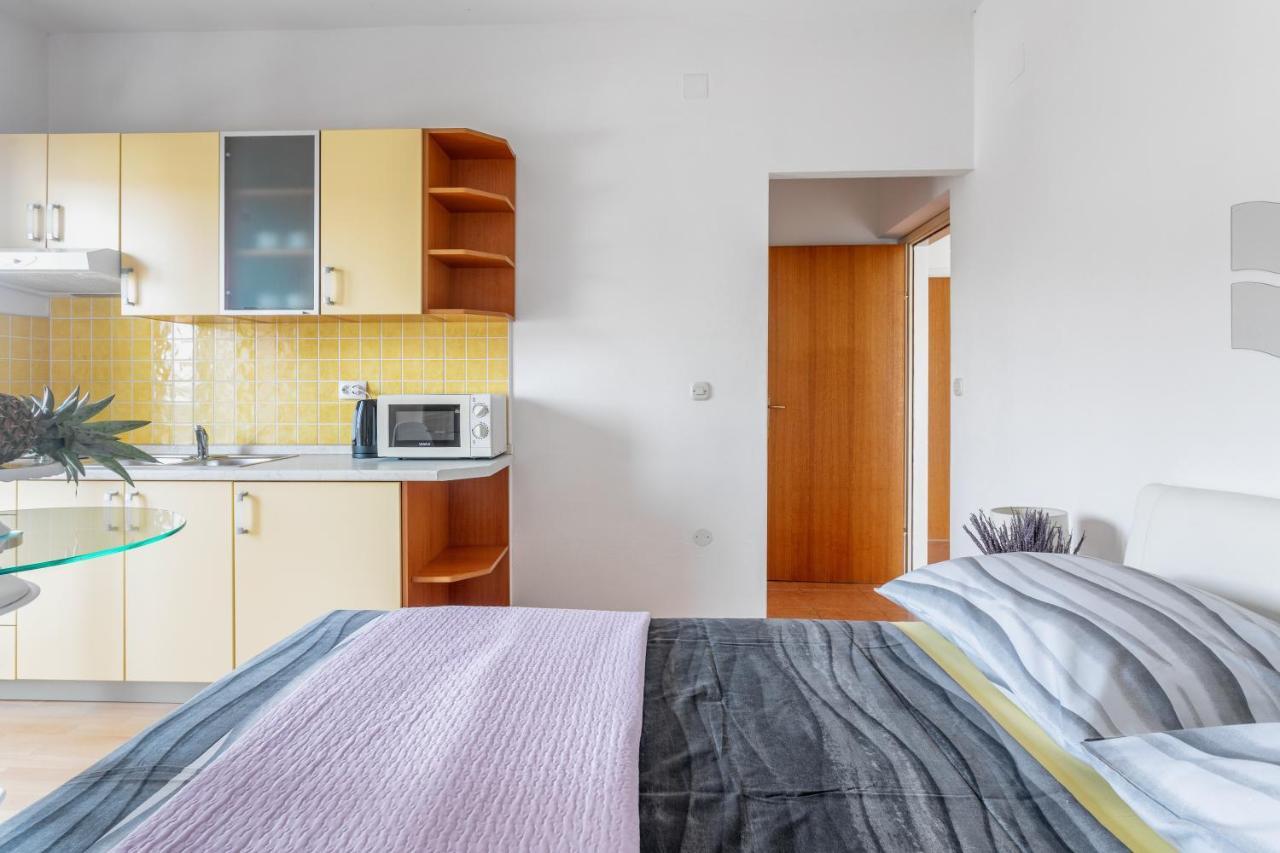 Apartments Dobrila Хвар Екстер'єр фото